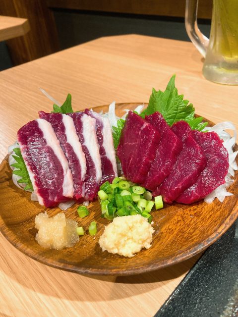 馬刺し三種盛り。赤身・霜降り・たてがみを大葉と玉ねぎを添えて盛りつけた熊本の郷土料理