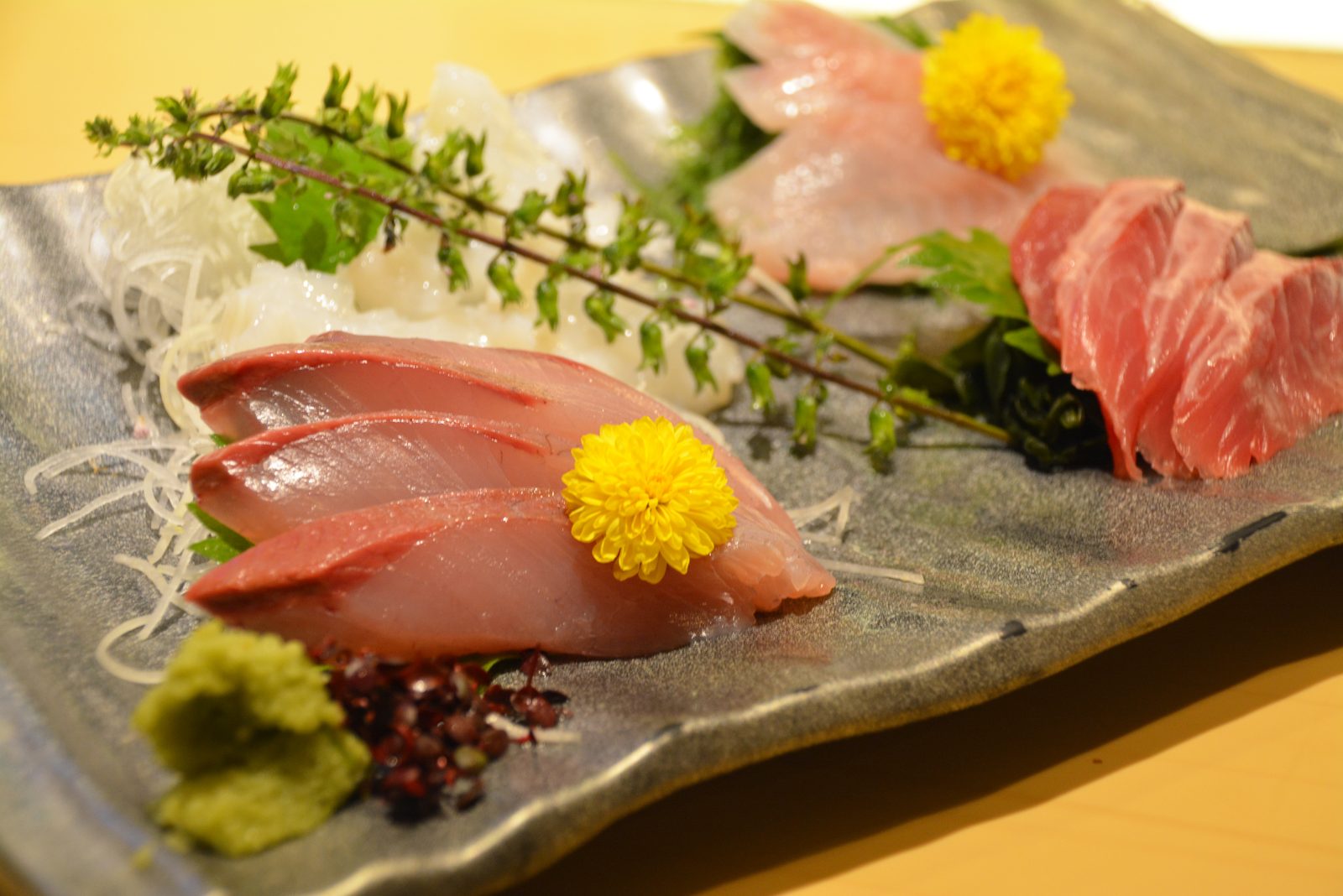 天草直送の旬魚の刺身盛り合わせ。鯛・鮪の中トロ・烏賊を大皿に盛りつけた一皿